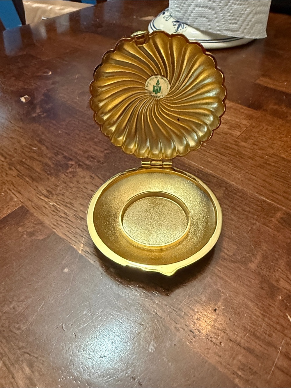 Gold trinket box shaped like a sea shell opens nicelygreat for travel
